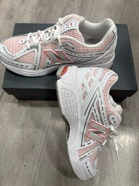 New Balance Women's White and Coral Athletic Running Sneakers AT-2/38
